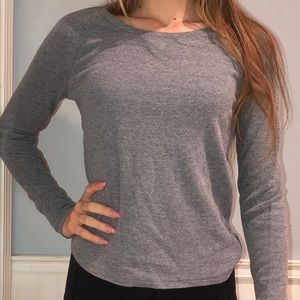 gray long sleeve tee